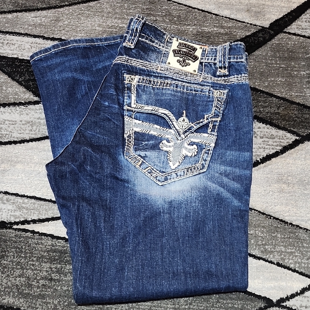 ROCK REVIVAL PEVEY EMBOIDERED FLEUR-DE-LIS FAUX-FLAP RELAXED STRAIGHT DENIM JEAN